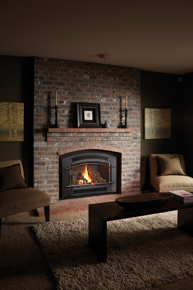 Idée de décoration pour un salon tradition de taille moyenne et fermé avec un mur marron, moquette, une cheminée standard, un manteau de cheminée en brique et un sol beige.