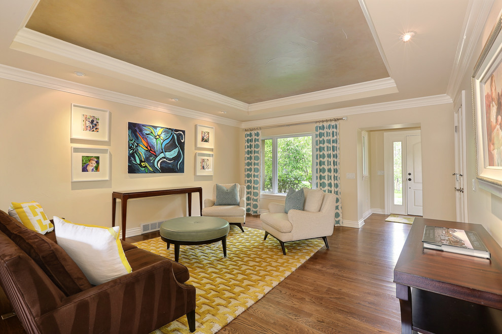 Mittelgroßes, Fernseherloses, Offenes Klassisches Wohnzimmer ohne Kamin mit beiger Wandfarbe und braunem Holzboden in Denver