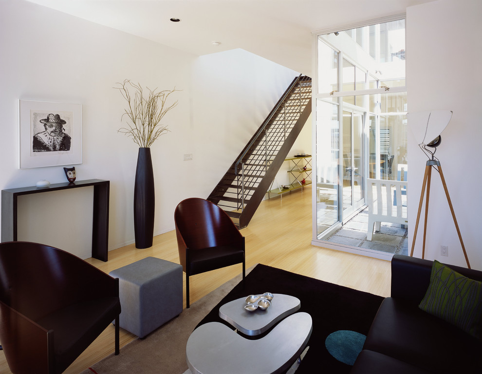 Свежая идея для дизайна: гостиная комната в стиле модернизм с белыми стенами и светлым паркетным полом - отличное фото интерьера