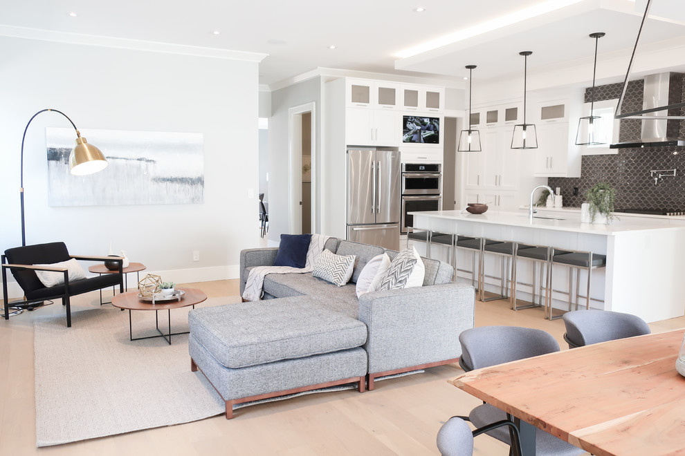 Offenes Klassisches Wohnzimmer mit grauer Wandfarbe, hellem Holzboden und beigem Boden in Vancouver