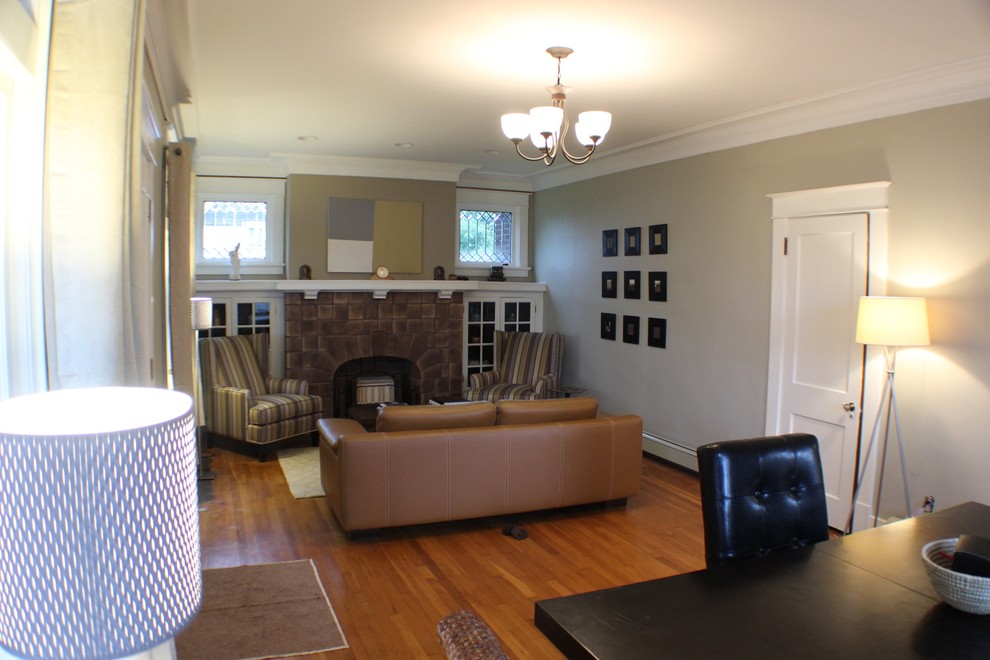 Exemple d'un grand salon craftsman fermé avec une salle de réception, un mur gris, un sol en bois brun, une cheminée standard et un manteau de cheminée en carrelage.