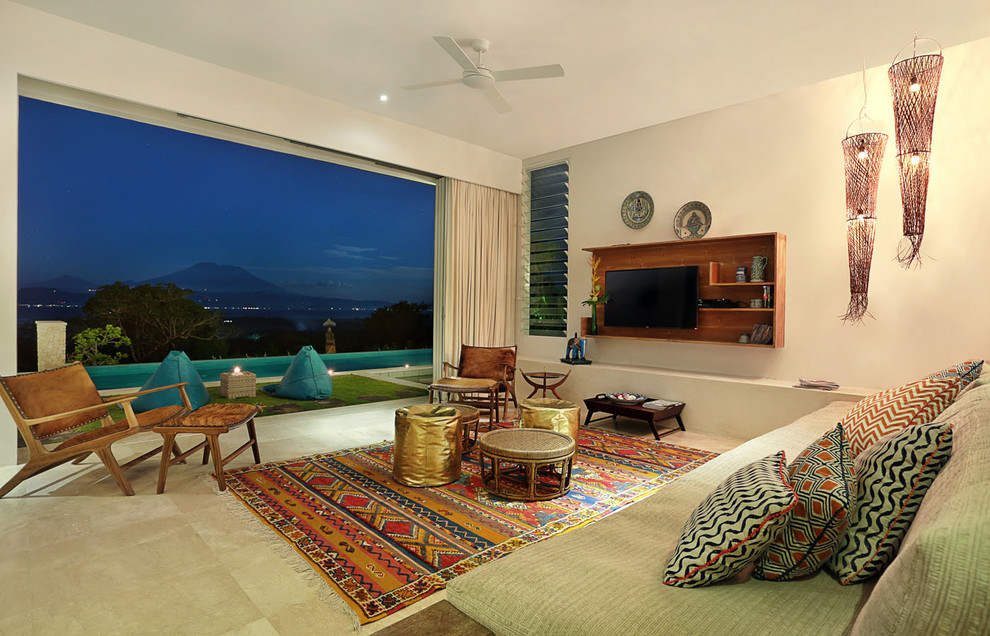 Источник вдохновения для домашнего уюта: большая открытая гостиная комната в морском стиле с белыми стенами, мраморным полом и телевизором на стене