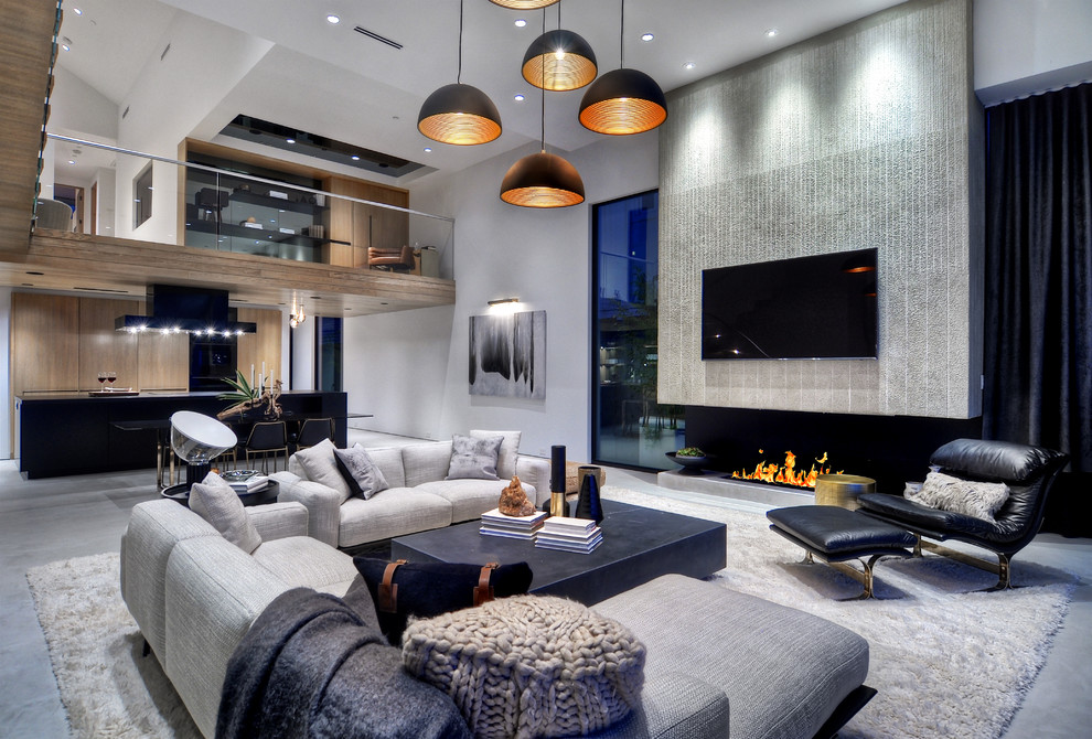 Идея дизайна: огромная открытая гостиная комната в современном стиле с телевизором на стене