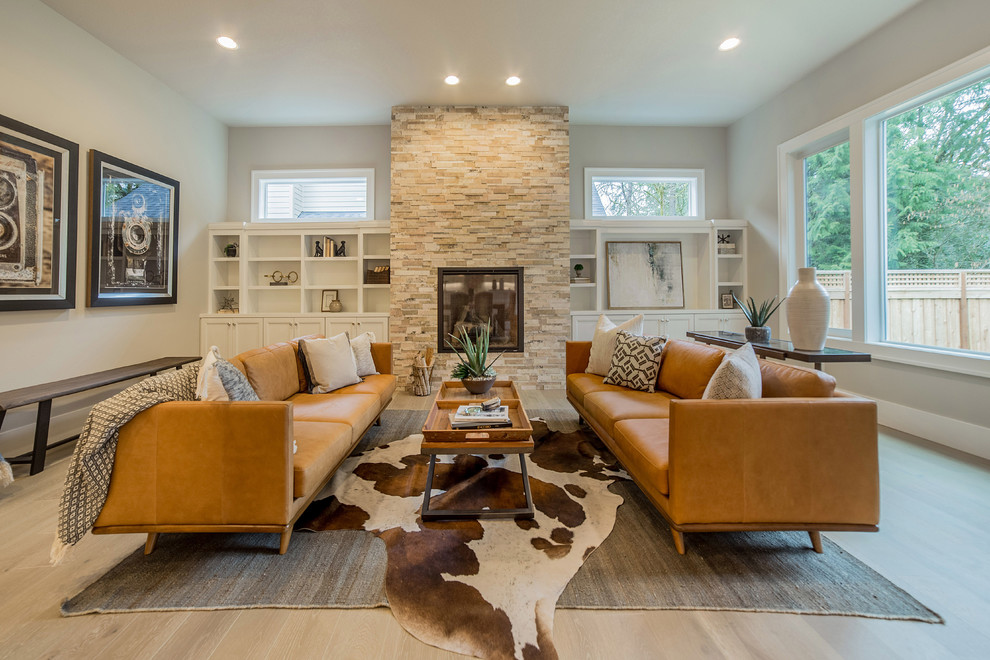 Repräsentatives, Fernseherloses Klassisches Wohnzimmer mit grauer Wandfarbe, hellem Holzboden, Kamin, Kaminumrandung aus Stein und beigem Boden in Portland