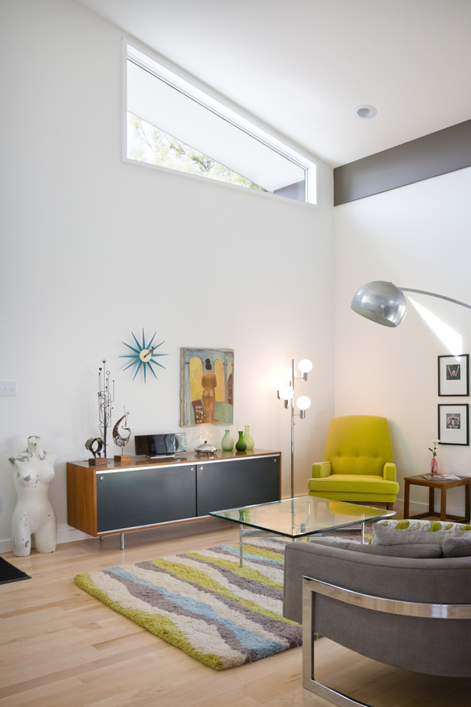 Стильный дизайн: маленькая гостиная комната:: освещение в стиле ретро с белыми стенами и светлым паркетным полом для на участке и в саду - последний тренд
