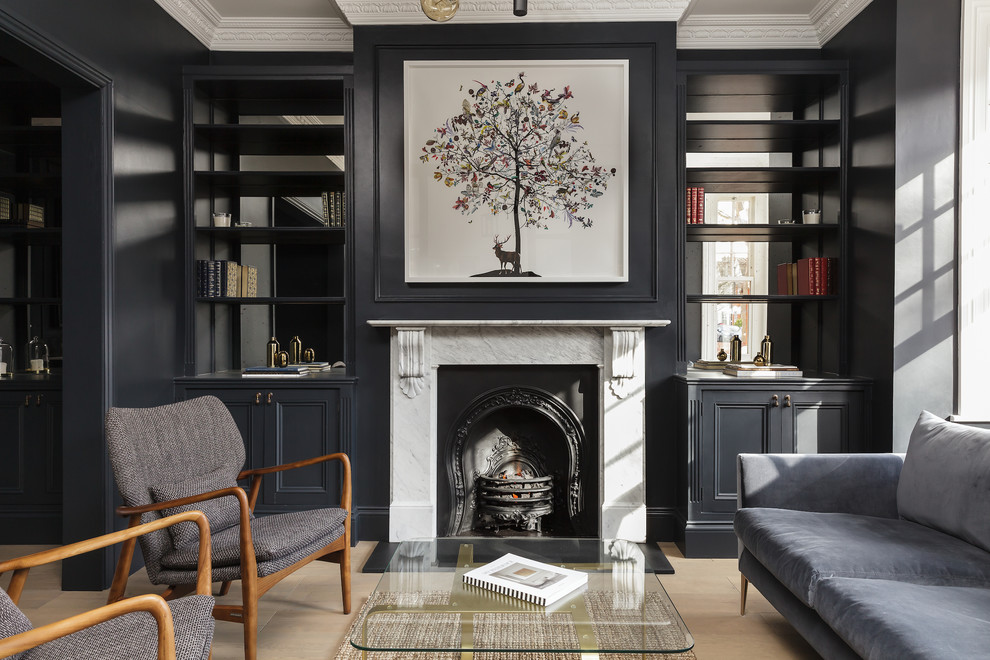 Cette image montre un salon gris et noir traditionnel fermé et de taille moyenne avec une salle de réception, un mur noir, parquet clair, une cheminée standard et un sol beige.