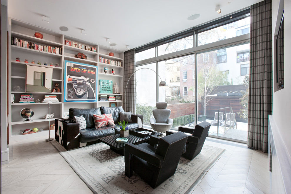 Stilmix Wohnzimmer mit weißer Wandfarbe, hellem Holzboden, TV-Wand und beigem Boden in New York
