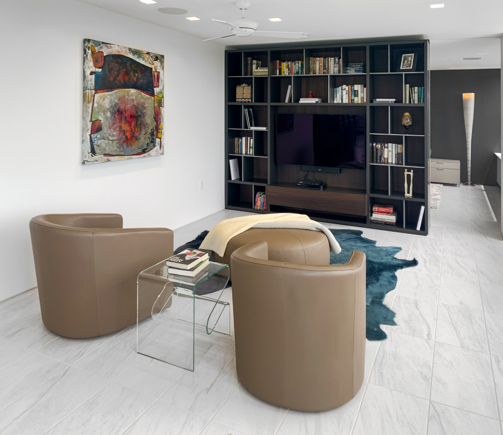 Foto di un grande soggiorno moderno aperto con libreria, pareti bianche, pavimento con piastrelle in ceramica, parete attrezzata e pavimento bianco