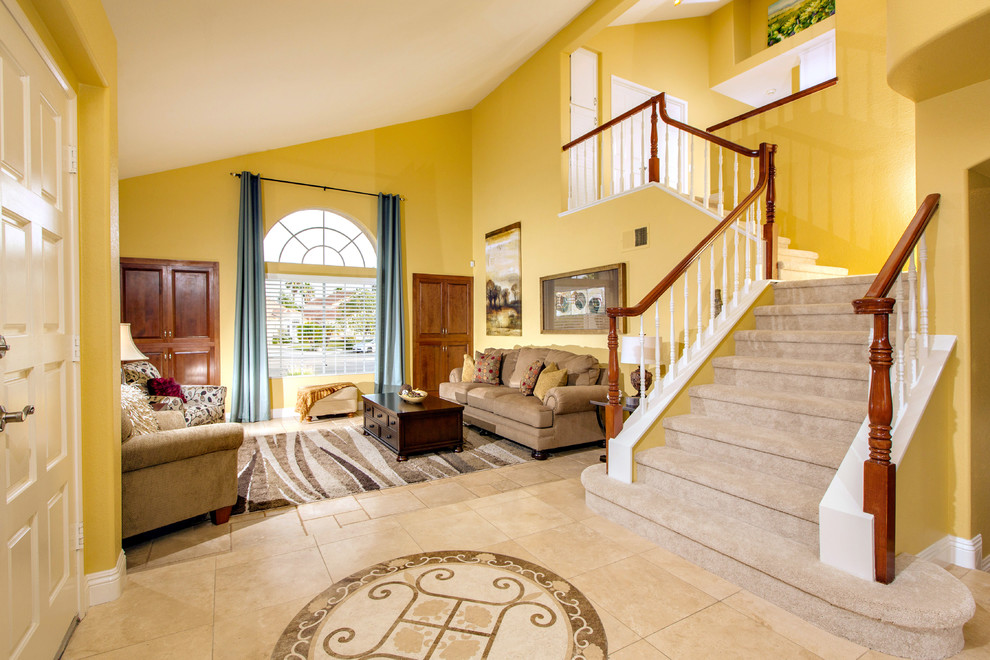 Foto di un grande soggiorno tradizionale aperto con sala formale, pareti gialle e pavimento in pietra calcarea