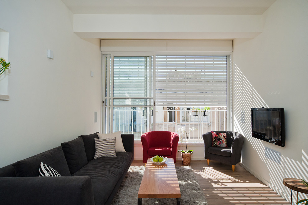 Elegant living room photo in Tel Aviv
