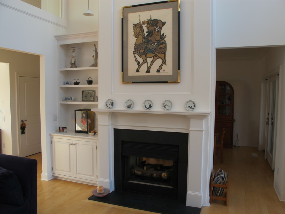 This is an example of a contemporary living room in Charleston.