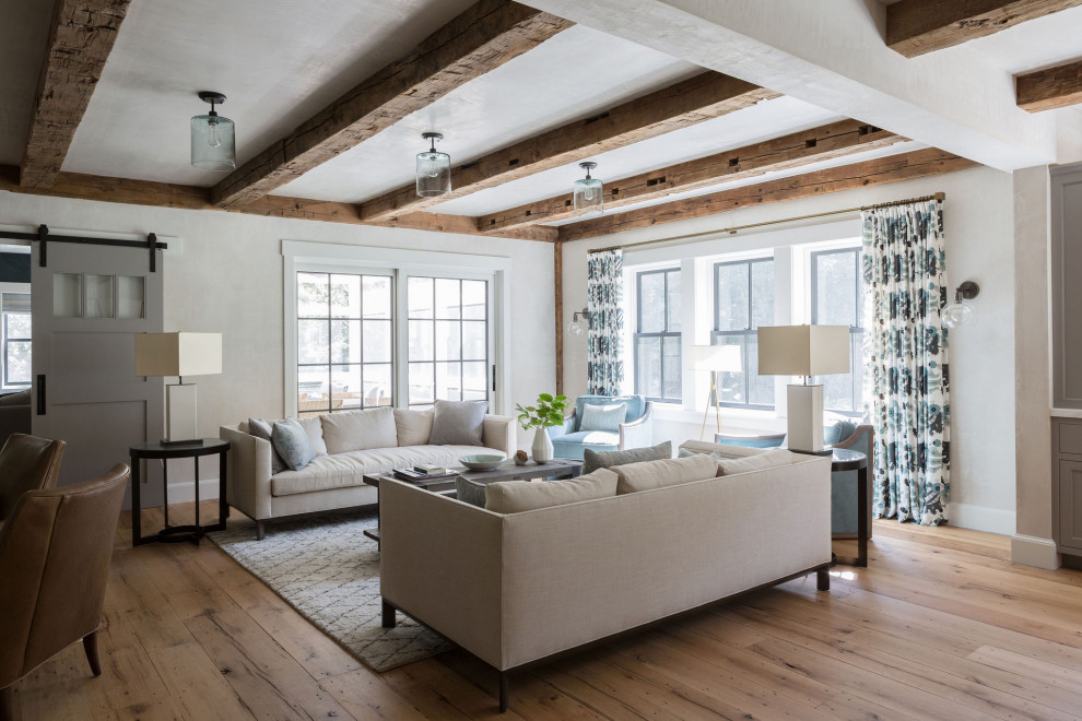Großes Landhausstil Wohnzimmer mit braunem Holzboden in Boston