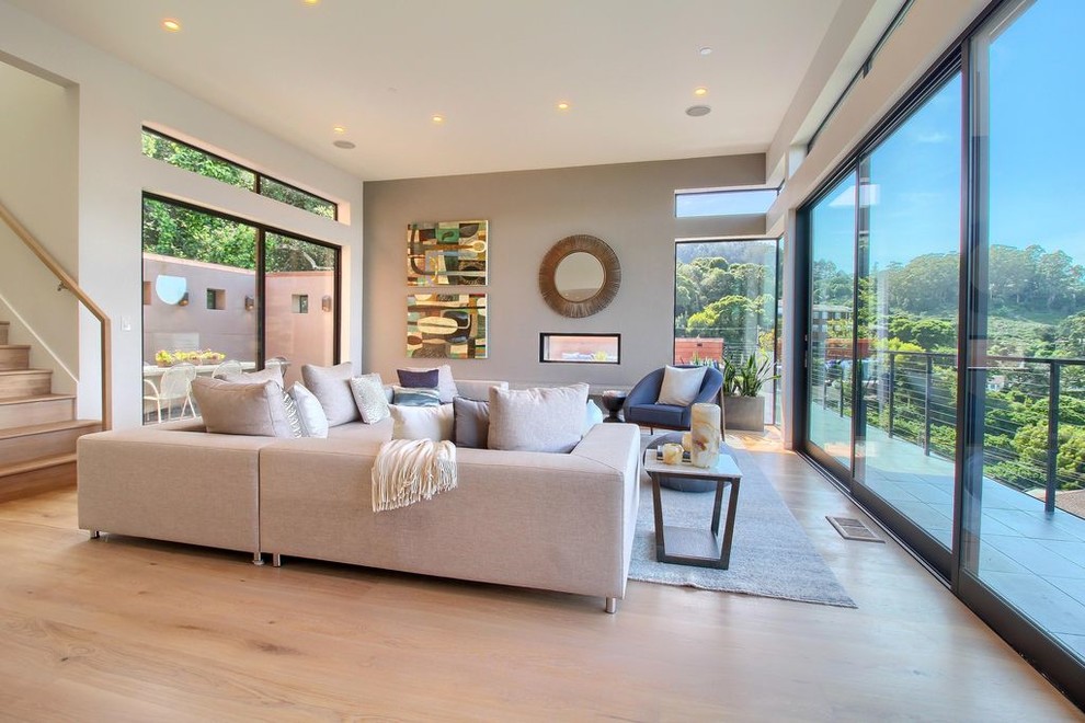 Immagine di un soggiorno classico di medie dimensioni e aperto con pareti beige, parquet chiaro, camino lineare Ribbon e pavimento beige