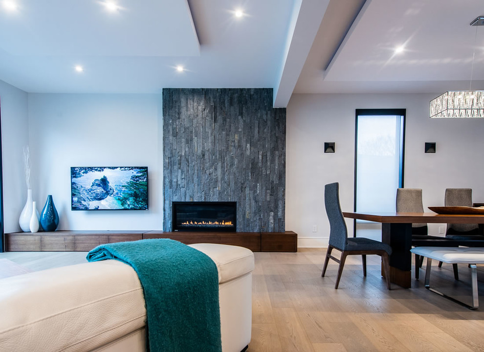 На фото: гостиная комната среднего размера в современном стиле