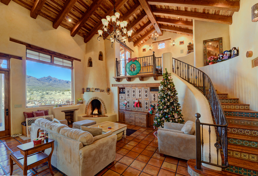 Imagen de salón de estilo americano con paredes beige, suelo de baldosas de terracota y chimenea de esquina