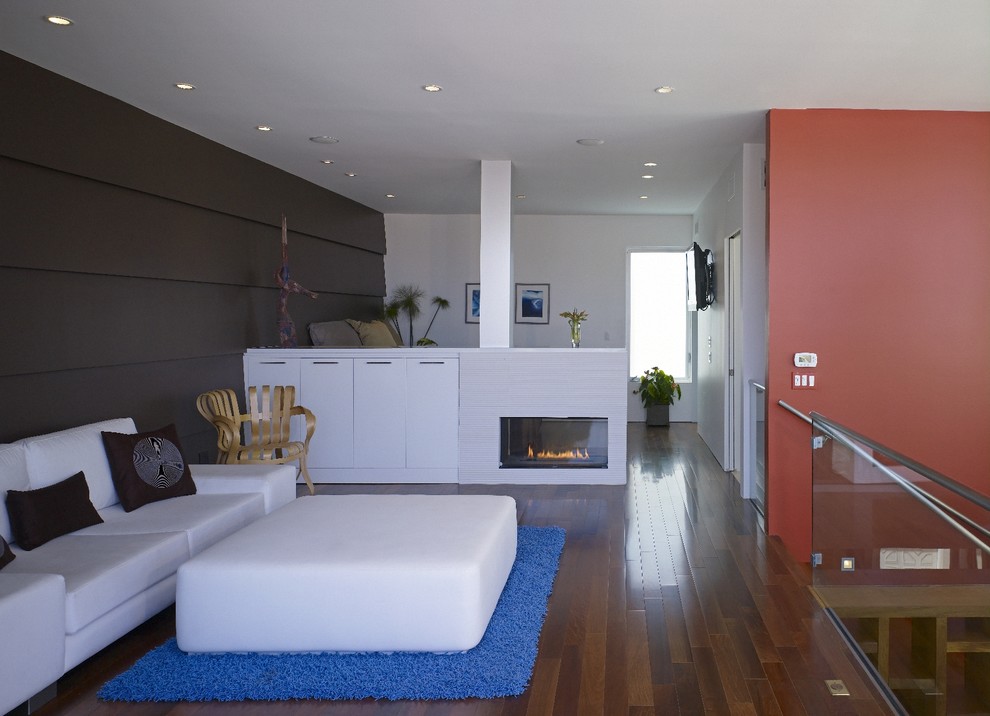 Источник вдохновения для домашнего уюта: двухуровневая гостиная комната среднего размера в стиле модернизм с черными стенами и двусторонним камином