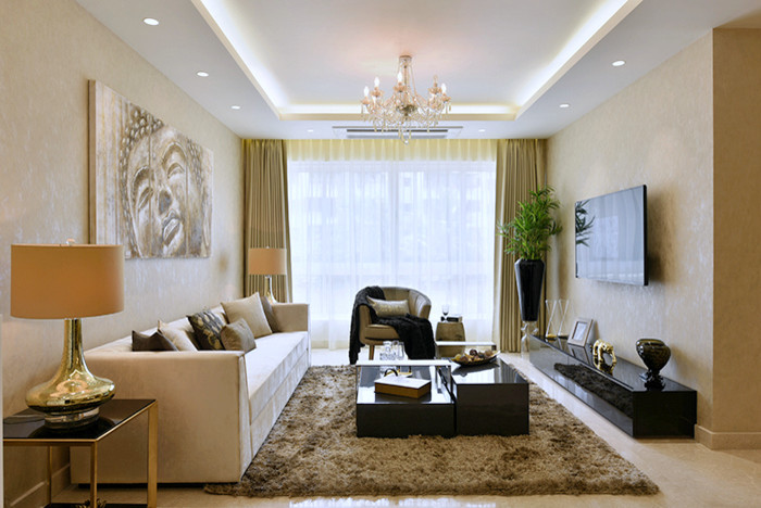 Modelo de salón para visitas actual de tamaño medio con suelo de mármol y televisor colgado en la pared