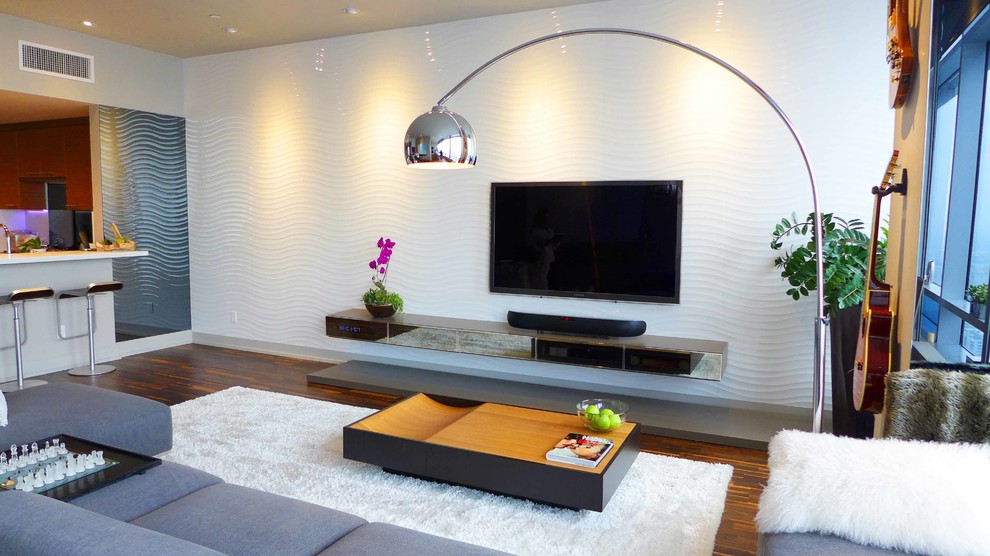 Mittelgroßes, Offenes Modernes Wohnzimmer ohne Kamin mit weißer Wandfarbe, Bambusparkett und TV-Wand in Los Angeles