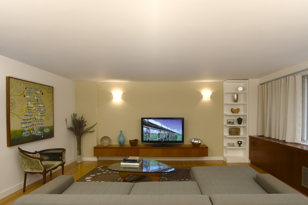 Foto di un soggiorno moderno aperto con pareti verdi e pavimento in legno massello medio