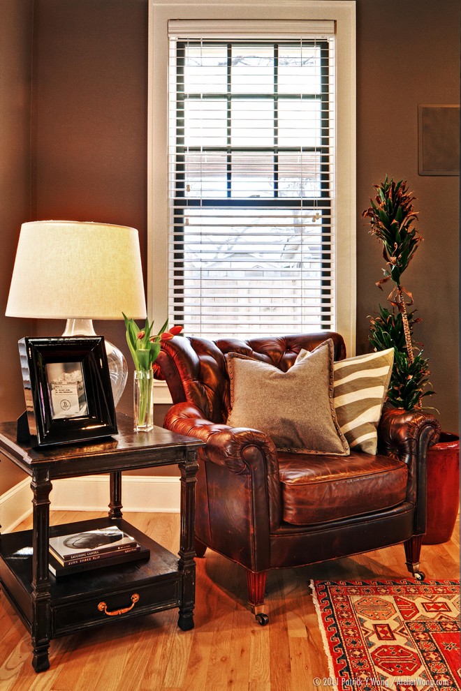 На фото: гостиная комната в классическом стиле с коричневыми стенами и ковром на полу