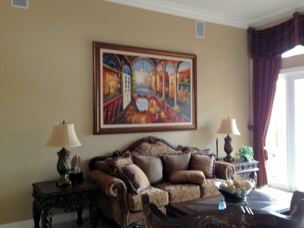 Example of a classic living room design in Miami