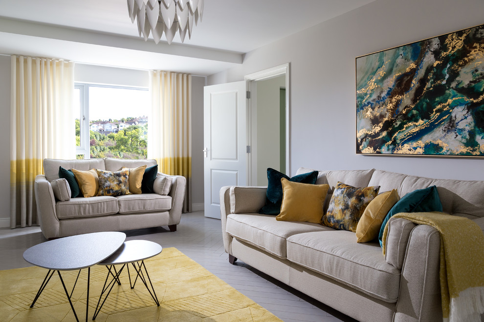 На фото: гостиная комната в стиле неоклассика (современная классика) с серым полом, серыми стенами, полом из керамогранита, подвесным камином и ковром на полу