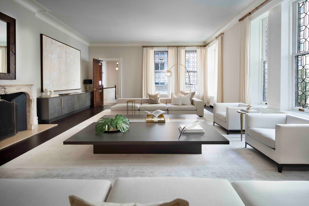 Cette image montre un salon design avec un mur gris, parquet foncé, une cheminée standard et un sol marron.