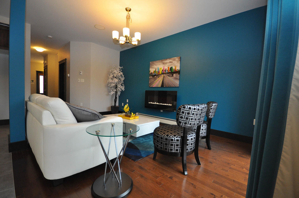 Repräsentatives, Mittelgroßes, Offenes Modernes Wohnzimmer mit blauer Wandfarbe, dunklem Holzboden, Gaskamin und Kaminumrandung aus Metall in Sonstige