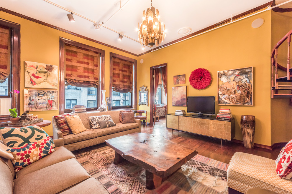 Foto de salón abierto ecléctico extra grande sin chimenea con paredes amarillas, suelo de madera oscura y televisor independiente