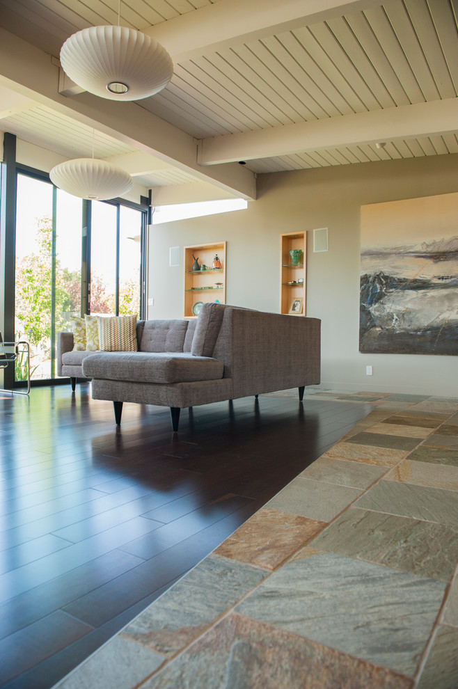 Repräsentatives, Fernseherloses, Großes, Offenes Modernes Wohnzimmer ohne Kamin mit grauer Wandfarbe, dunklem Holzboden und buntem Boden in San Francisco