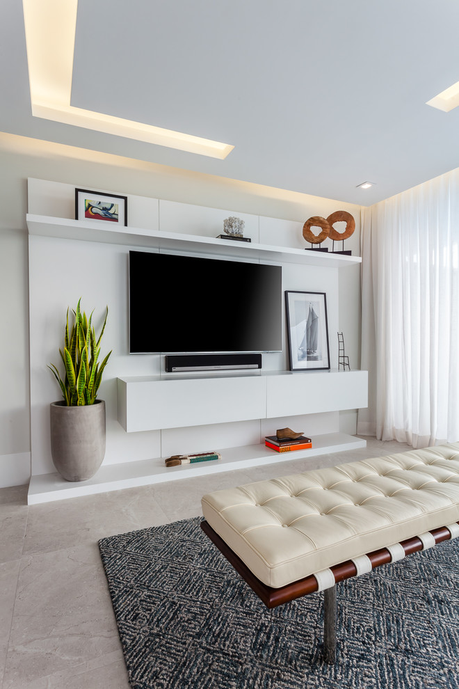 Inredning av ett modernt stort separat vardagsrum, med grå väggar, klinkergolv i porslin, en väggmonterad TV och beiget golv