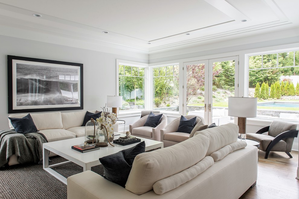 Immagine di un soggiorno classico con pareti grigie e parquet chiaro