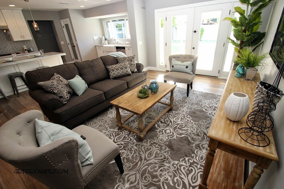 Offenes Klassisches Wohnzimmer mit grauer Wandfarbe, braunem Holzboden und TV-Wand in Phoenix