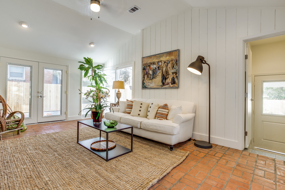Идея дизайна: парадная, открытая гостиная комната среднего размера в стиле кантри с белыми стенами, полом из терракотовой плитки, отдельно стоящим телевизором и оранжевым полом без камина