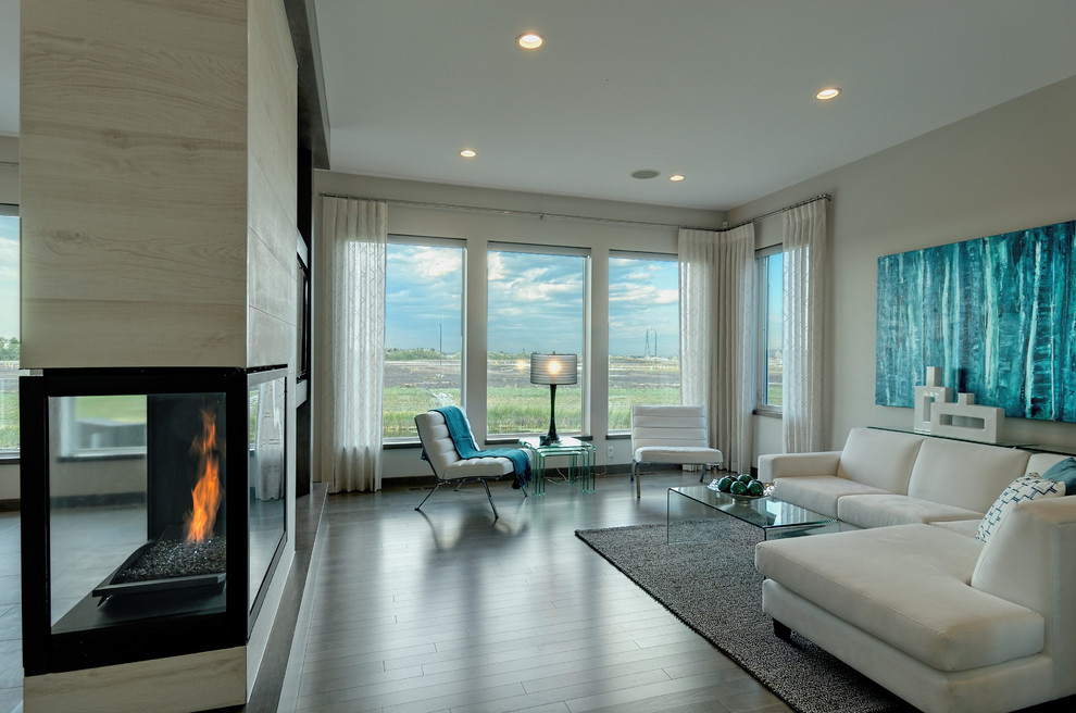 Стильный дизайн: гостиная комната в современном стиле с угловым камином - последний тренд