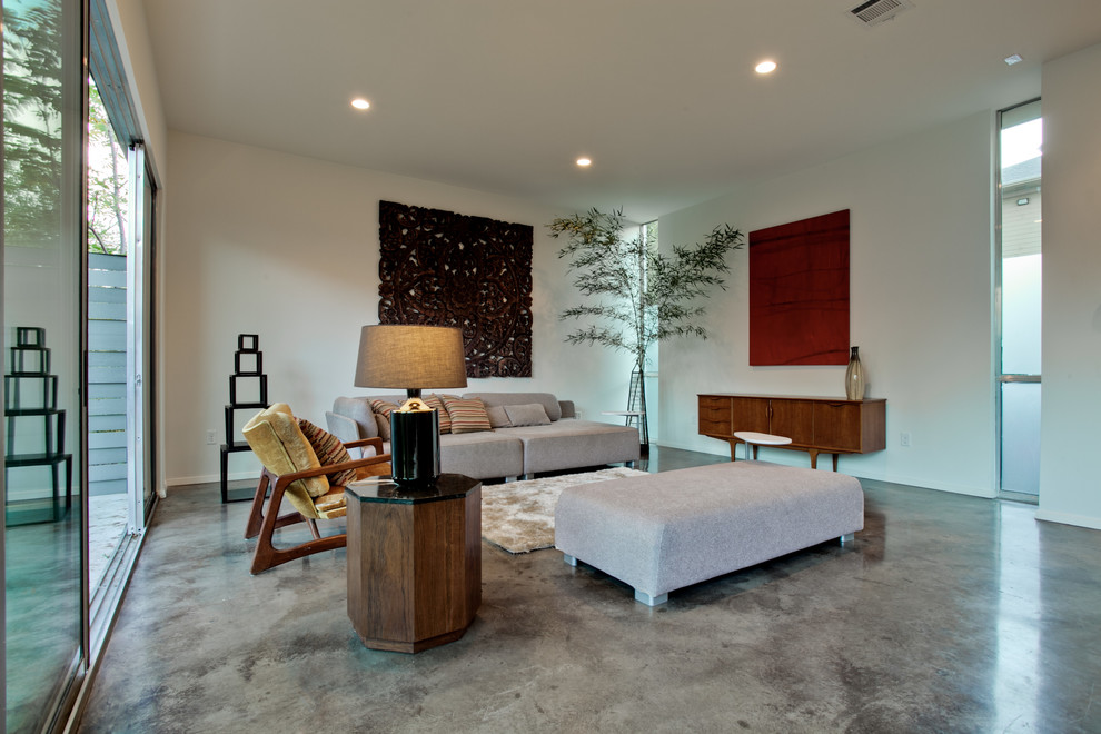 Modernes Wohnzimmer mit Betonboden und weißer Wandfarbe in Dallas