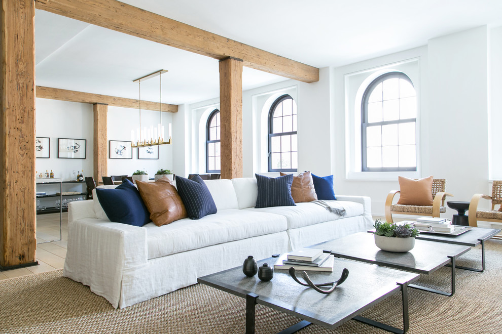 Geräumiges, Offenes Klassisches Wohnzimmer ohne Kamin mit weißer Wandfarbe, hellem Holzboden und Multimediawand in New York
