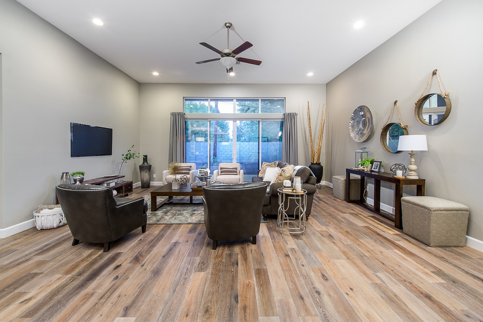 Offenes Modernes Wohnzimmer mit grauer Wandfarbe, hellem Holzboden und TV-Wand in Phoenix