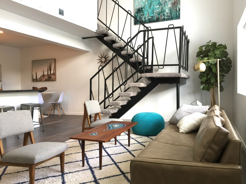 Offenes Modernes Wohnzimmer mit weißer Wandfarbe und dunklem Holzboden in Phoenix
