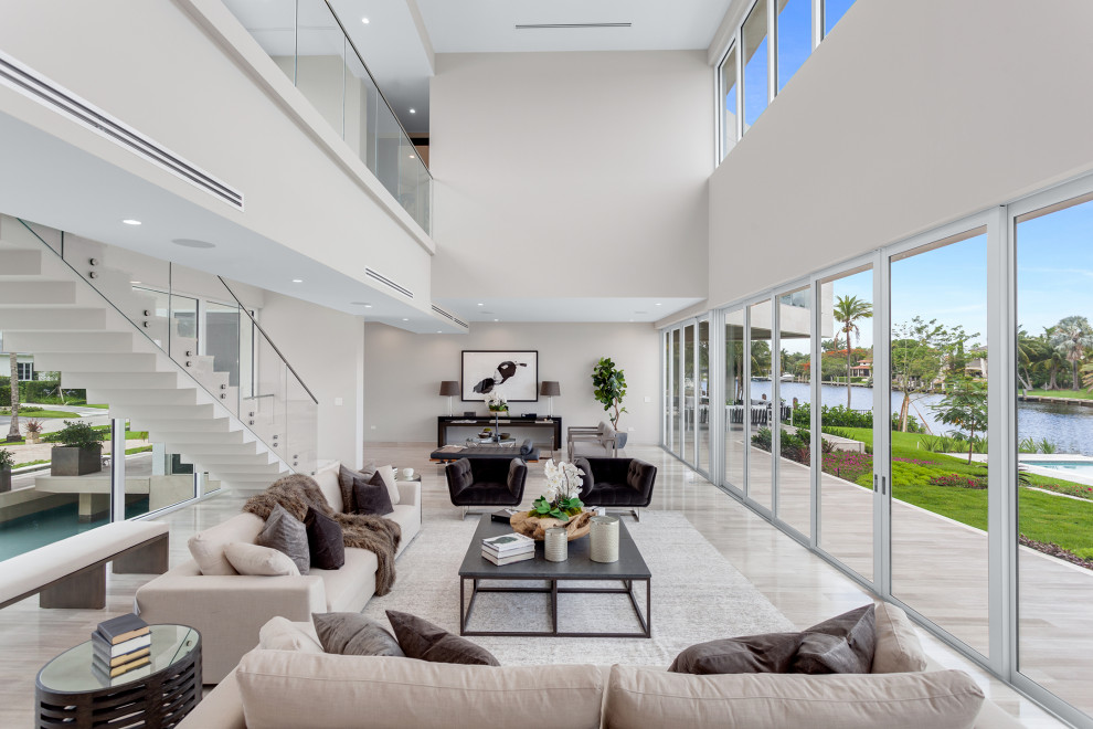 Mittelgroßes, Repräsentatives, Fernseherloses, Offenes Modernes Wohnzimmer mit Travertin, grauem Boden und weißer Wandfarbe in Miami