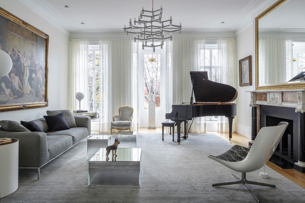 Immagine di un soggiorno contemporaneo con sala della musica, pareti beige e camino classico