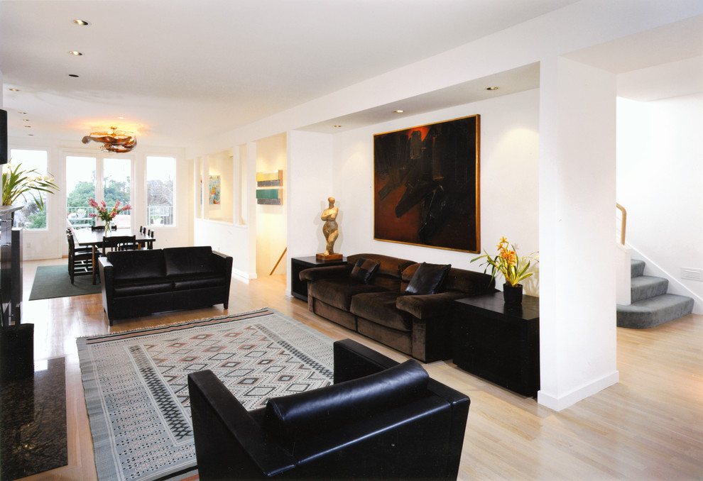Ispirazione per un soggiorno design aperto con pareti bianche e pavimento beige