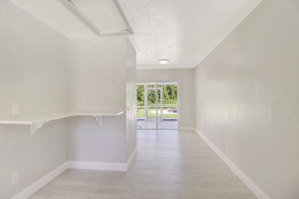 Inspiration för ett mellanstort lantligt separat vardagsrum, med ett finrum, vita väggar, klinkergolv i keramik, en fristående TV och vitt golv