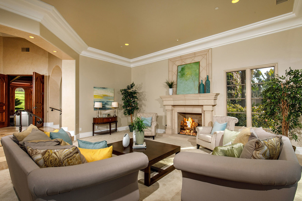 Repräsentatives, Offenes Mediterranes Wohnzimmer mit beiger Wandfarbe und Kamin in San Diego