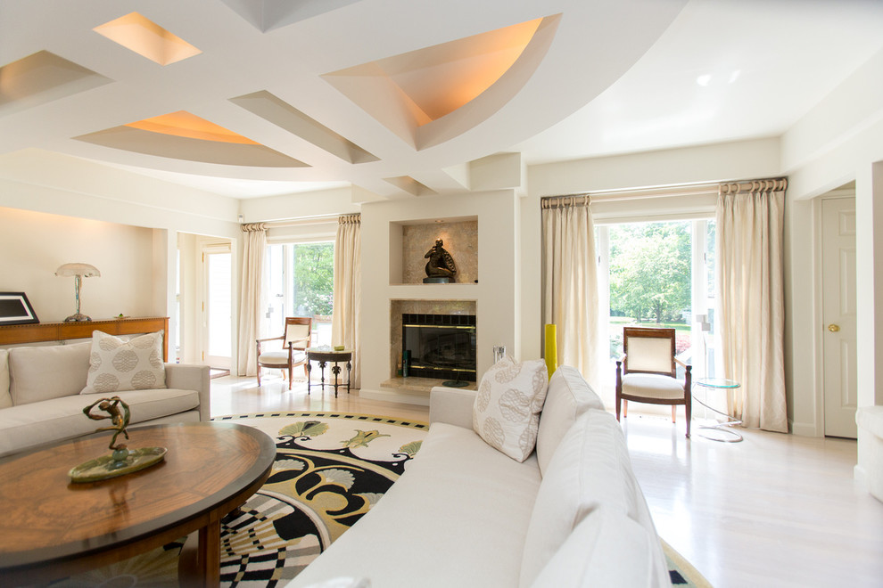 Repräsentatives, Offenes Modernes Wohnzimmer mit weißer Wandfarbe, hellem Holzboden, Kamin und Kaminumrandung aus Stein in Boston