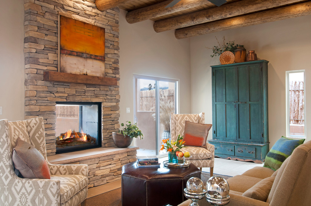 На фото: открытая гостиная комната среднего размера в стиле фьюжн с полом из керамогранита, двусторонним камином, фасадом камина из камня и телевизором на стене
