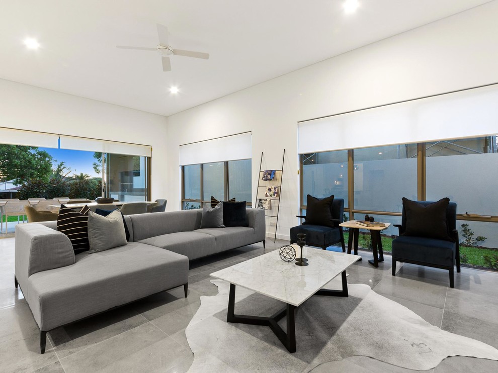 Großes, Offenes Modernes Wohnzimmer ohne Kamin mit weißer Wandfarbe, Keramikboden, TV-Wand und grauem Boden in Perth