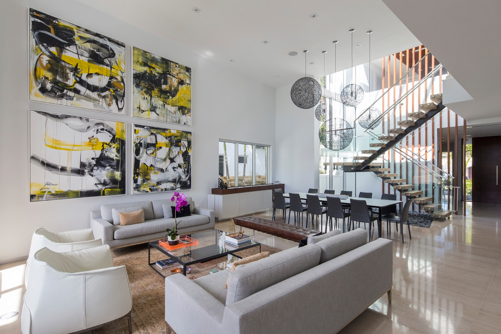 Offenes Modernes Wohnzimmer mit weißer Wandfarbe, hellem Holzboden und beigem Boden in Miami