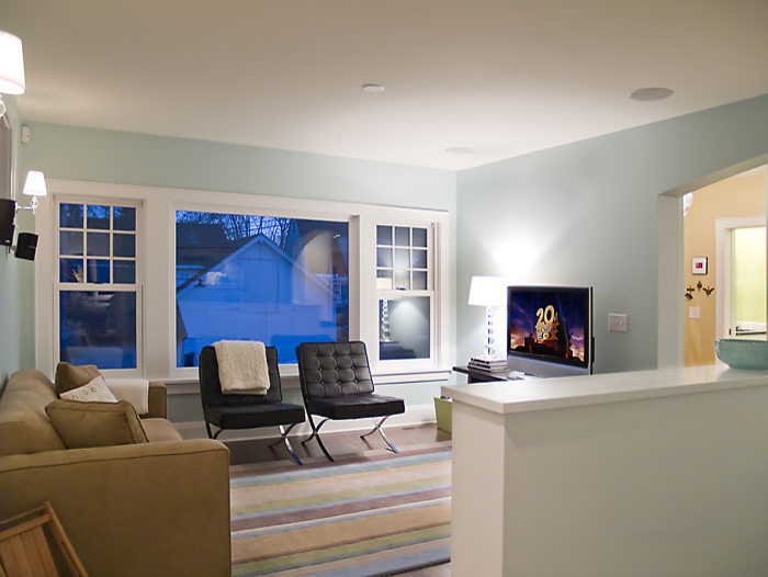Foto di un soggiorno contemporaneo di medie dimensioni e chiuso con pareti blu, pavimento in legno massello medio, nessun camino, TV autoportante e pavimento marrone
