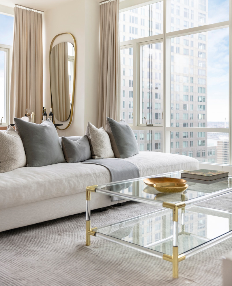 Offenes Modernes Wohnzimmer mit beiger Wandfarbe in New York